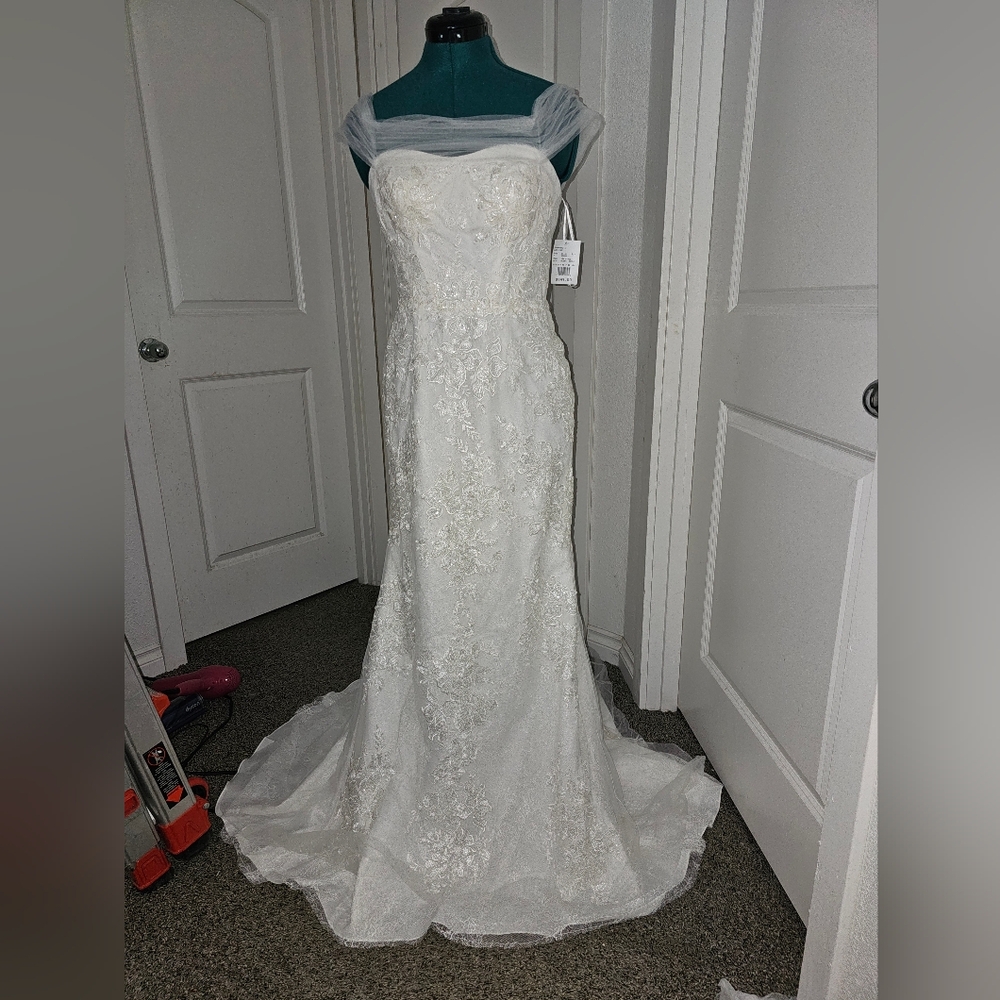 David's Bridal Ivory Tulle Floral Off Shoulder Wedding Gown